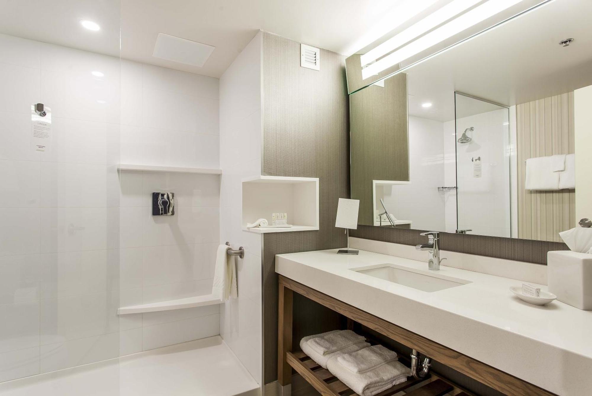 Courtyard By Marriott Montreal West Island/baie D'urfe Hotel