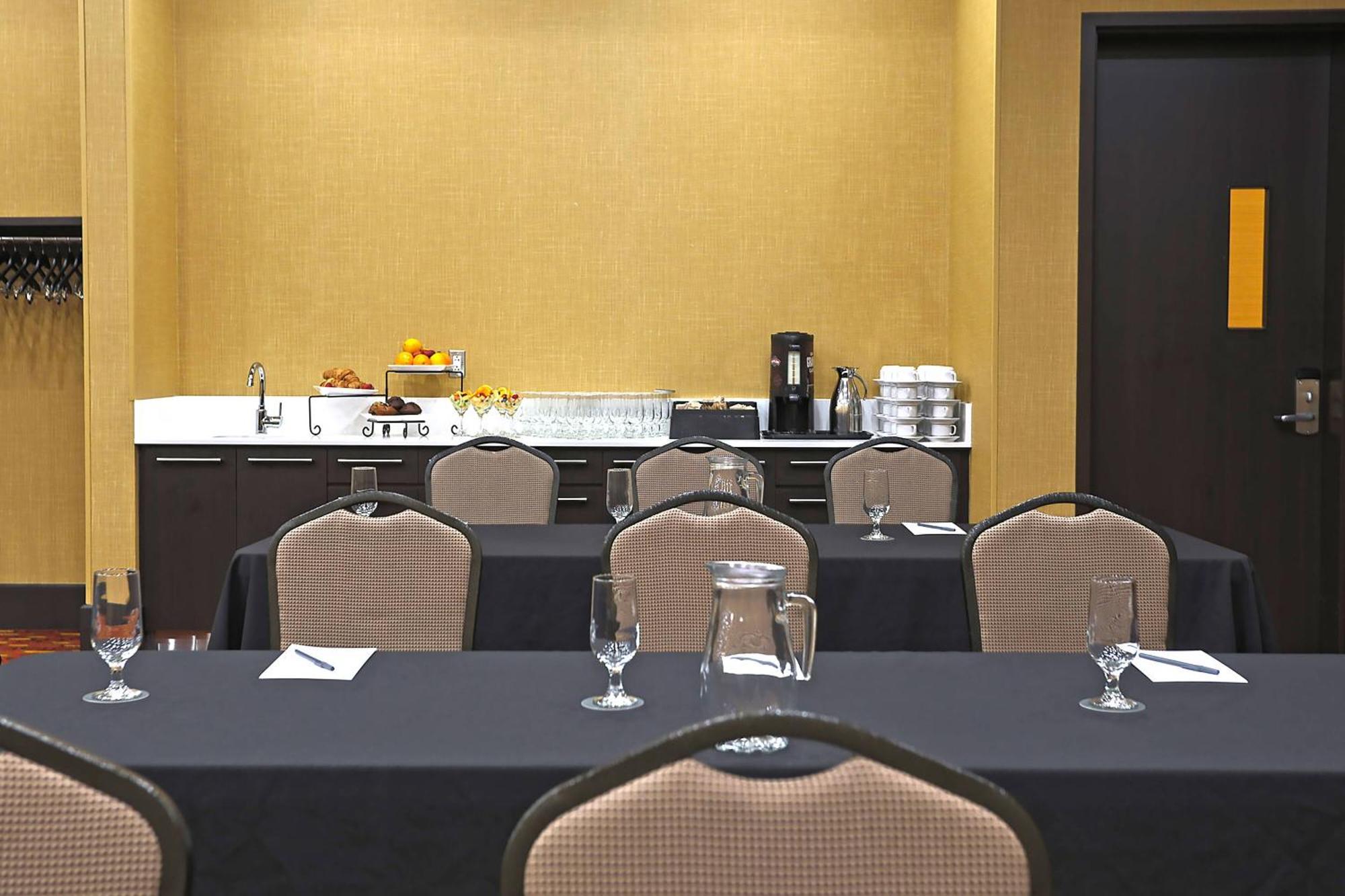 Courtyard By Marriott Montreal West Island/baie D'urfe 4*