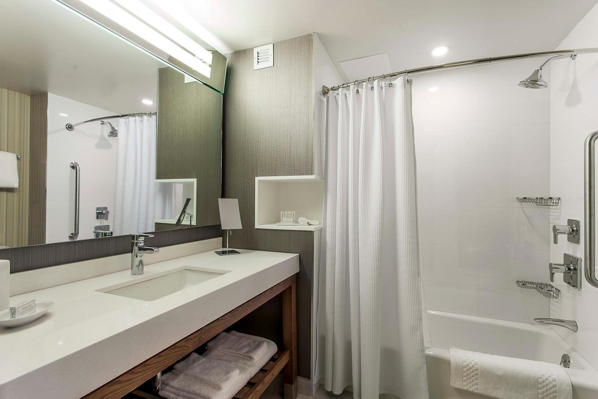 Courtyard By Marriott Montreal West Island/baie D'urfe Hotel